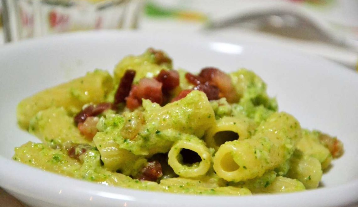 Pasta con crema di broccoli e pancetta croccante Quaderni Golosi